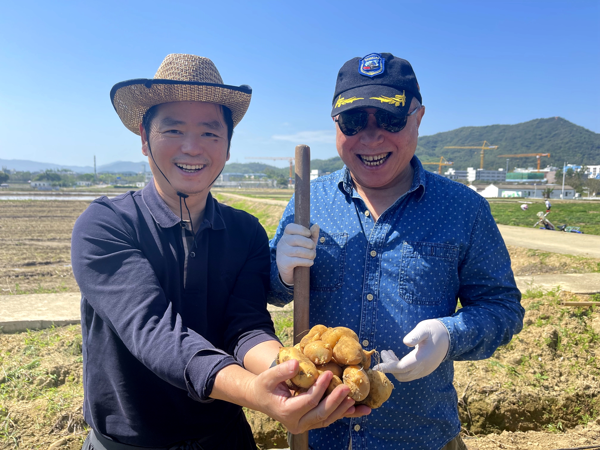 1 2022年4月5日，在基因組所馬鈴薯試驗(yàn)基地測產(chǎn).jpeg